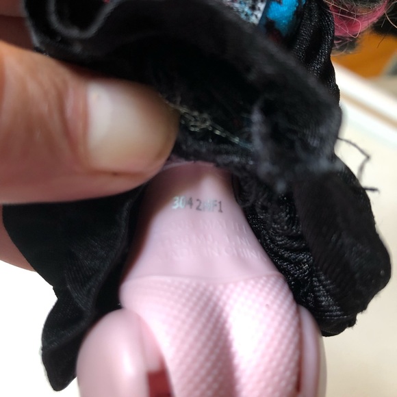 Monster High Doll 2008 Draculaura, comes with bat dress & shoes - Picture 5 of 10